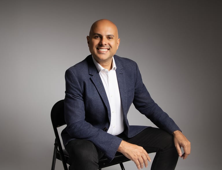 Foto profissional para LinkedIn em Barueri: homem sentado com blazer azul, retrato corporativo em es