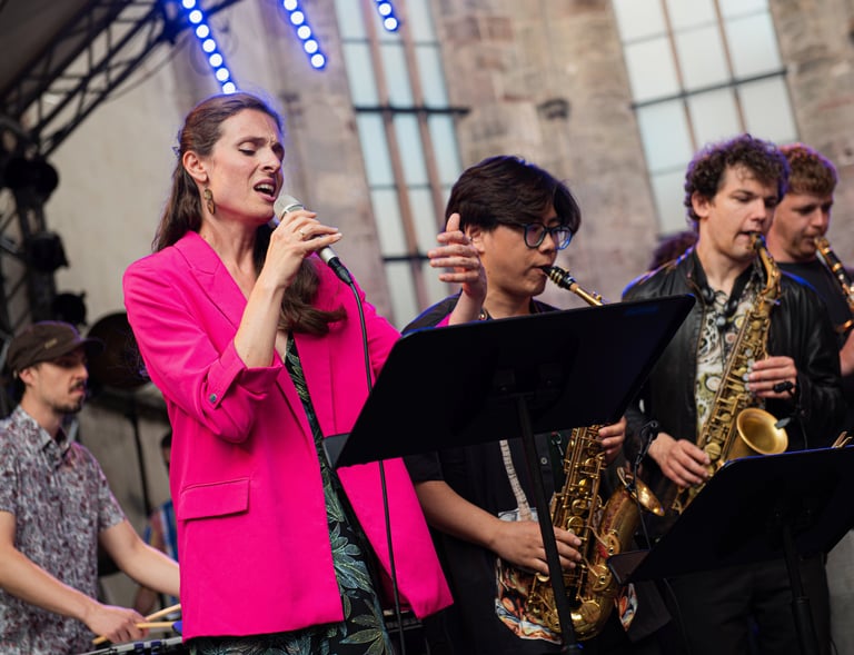 Franziska Graz mit dem Hermeto Pascoal Ensemble in der Katharinenruine Nürnberg