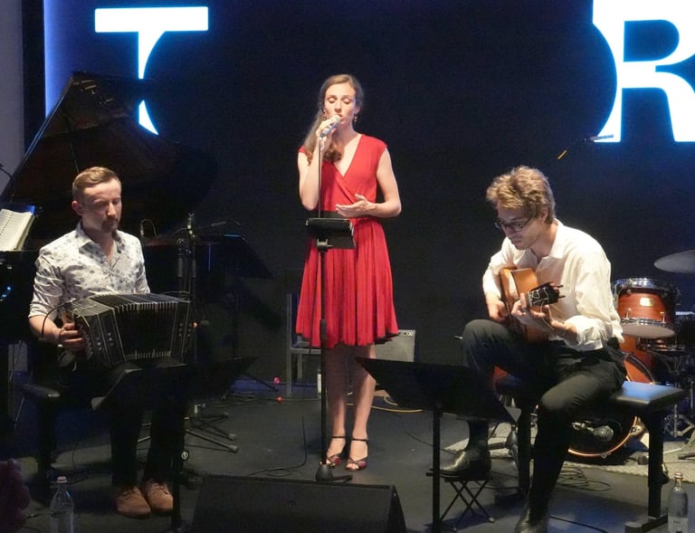 Franziska Graz singt eine Tango-Milonga mit Duonova beim Sommernachtsball des Theater Regensburg