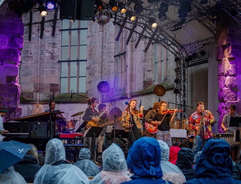 Franziska Graz mit dem Hermeto Pascoal Ensemble in der Katharinenruine Nürnberg