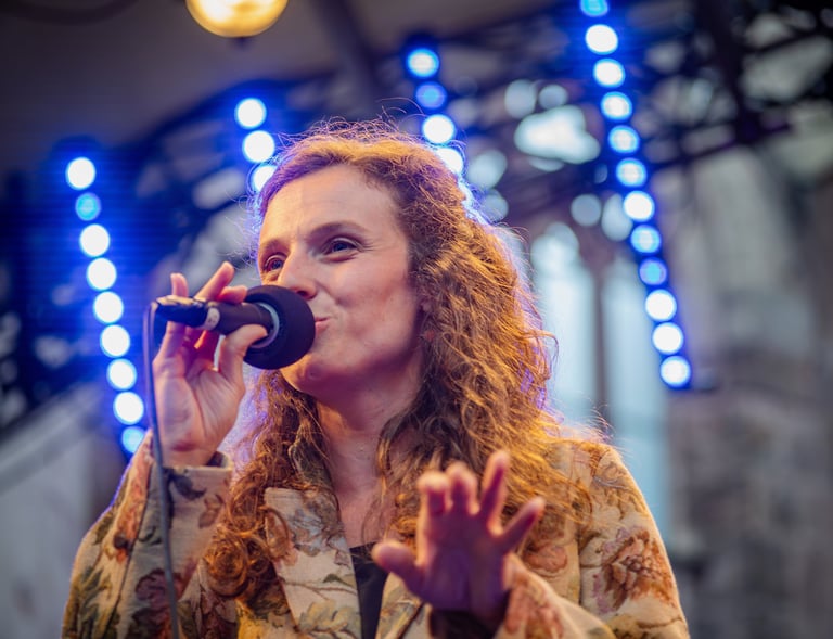 Franziska Graz mit dem Hermeto Pascoal Ensemble in der Katharinenruine Nürnberg