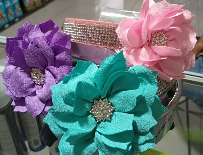 Tenemos lindos collares de rosas para nuestras perritas y gatitas.