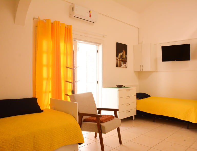 Quarto Com Duas Camas e Ar Condicionado