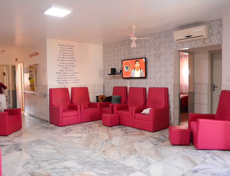 Sala de Estar com TV e Ar Condicionado