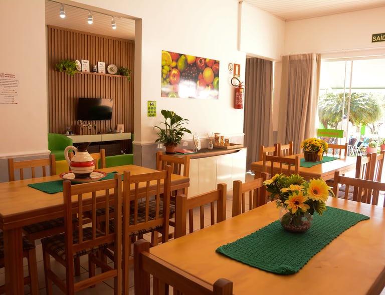Sala ampla com mesas e cadeiras