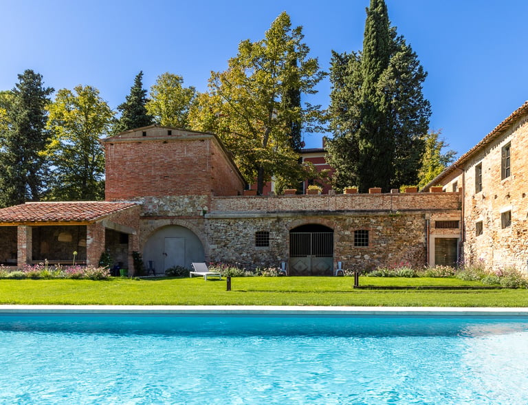 Façade côté piscine de Villa Violetta, demeure de prestige de 1850 en Ombrie