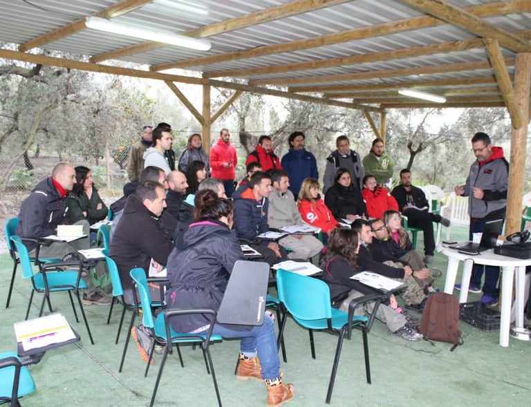 Ernest Belchi impartiendo un curso de Mantrailing en Granada