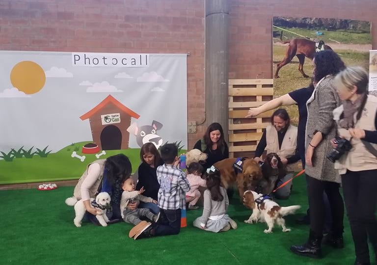 Ernest Belchi organizando un taller de niños y perros