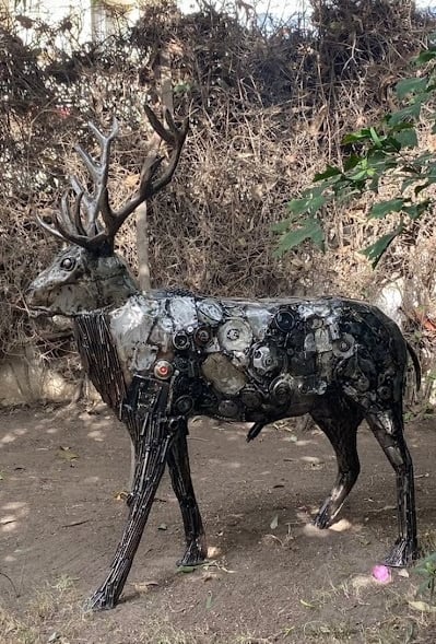 Cerf grandeur nature en métal recyclé, œuvre originale de Moussa Fofana exposée à Dakar