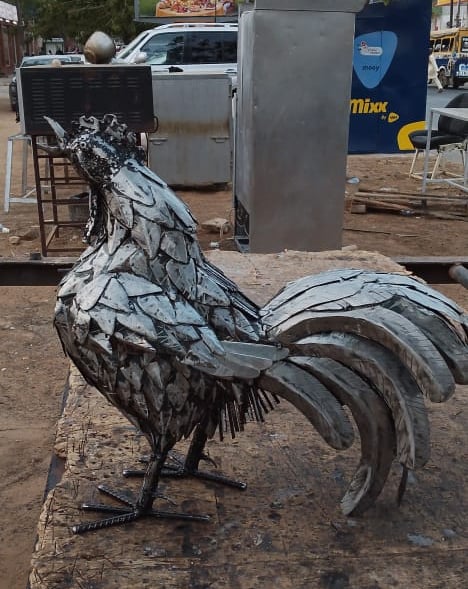 Sculptures métalliques d’un coq, créées à partir de pièces de récupération