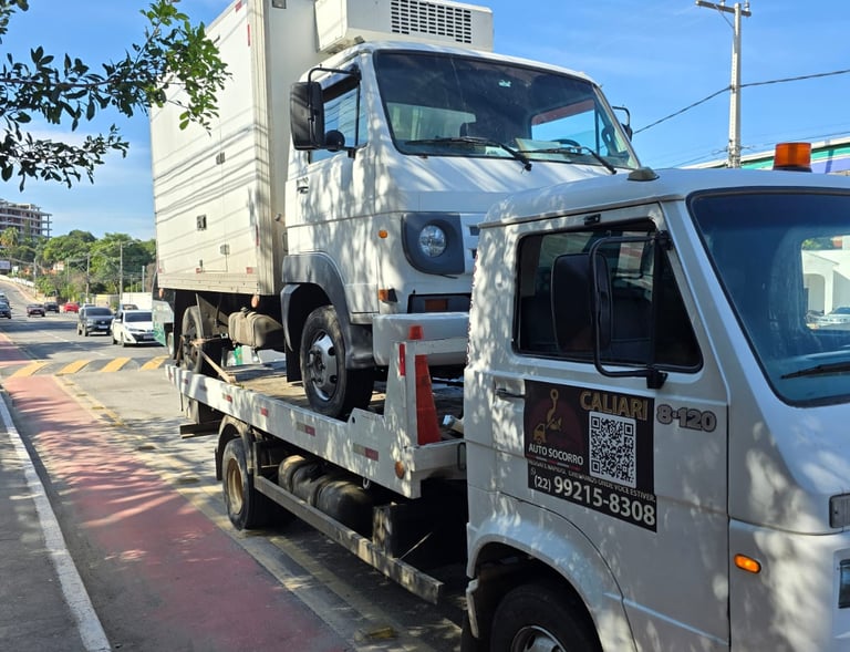 Reboque reforçado transportando carro em Maricá