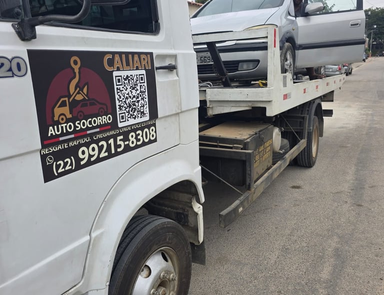 Equipe do Auto Socorro Caliari realizando socorro mecânico