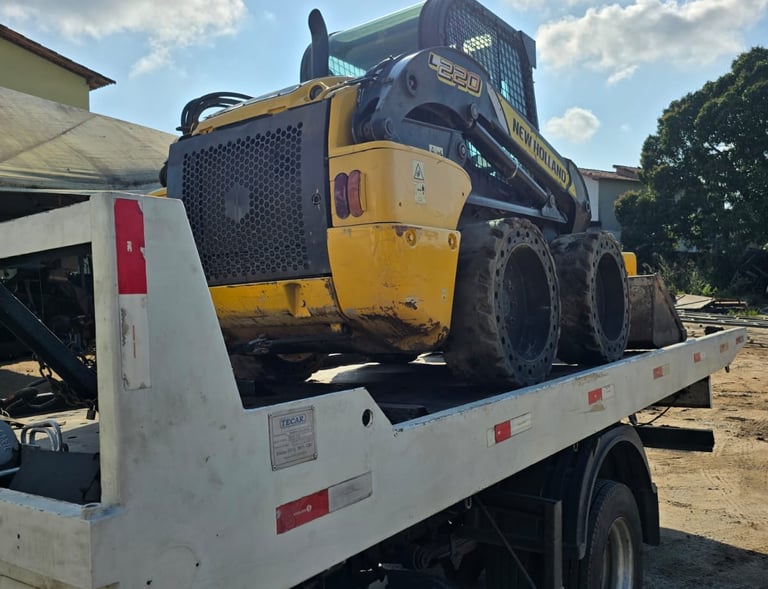 Serviço de transporte de Bobcat no reboque Caliari em Maricá
