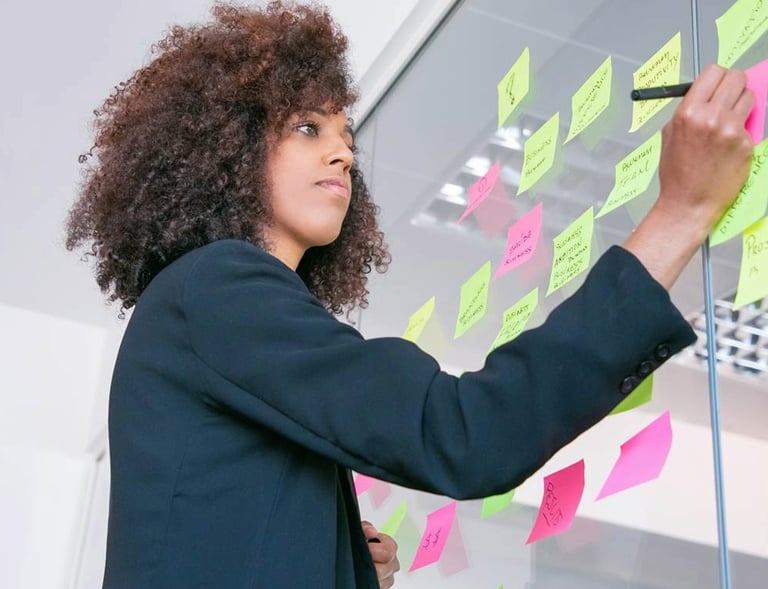 jovem líder delegando tarefas em startup de tecnologia