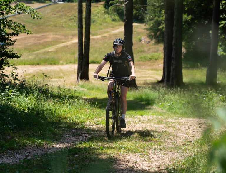 homme qui fait du vtt en forêt