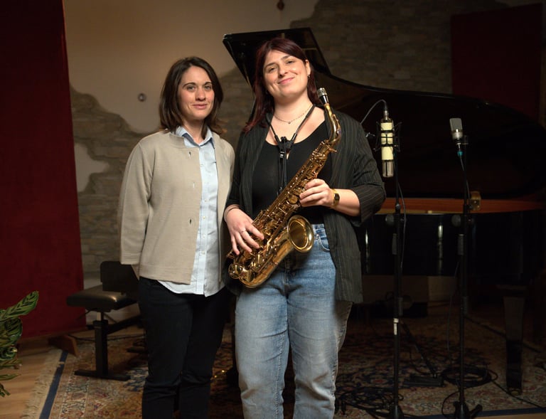 silvia augelli monti e valentina darpetti all'avangarage per registrare pianoforte e sax