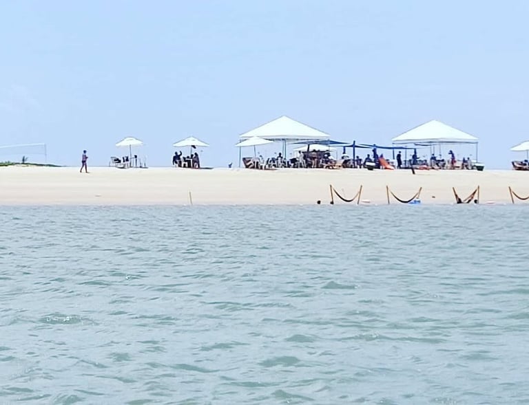 Passeio de lancha chegando na Ilha dos Namorados