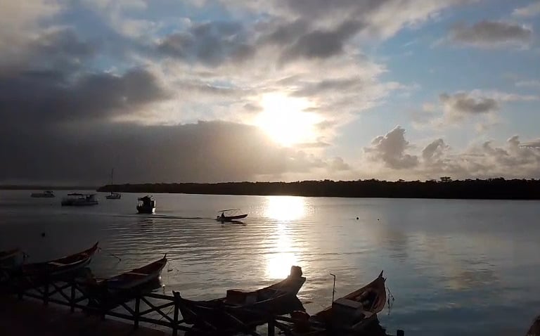 Passeio de lancha na Crôa do Goré com águas calmas em Aracaju
