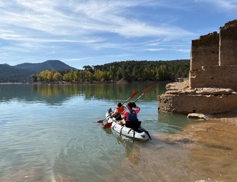 Grupo de piraguas iniciando la actividad en el embalse de la Toba con un precioso paisaje de la Serr