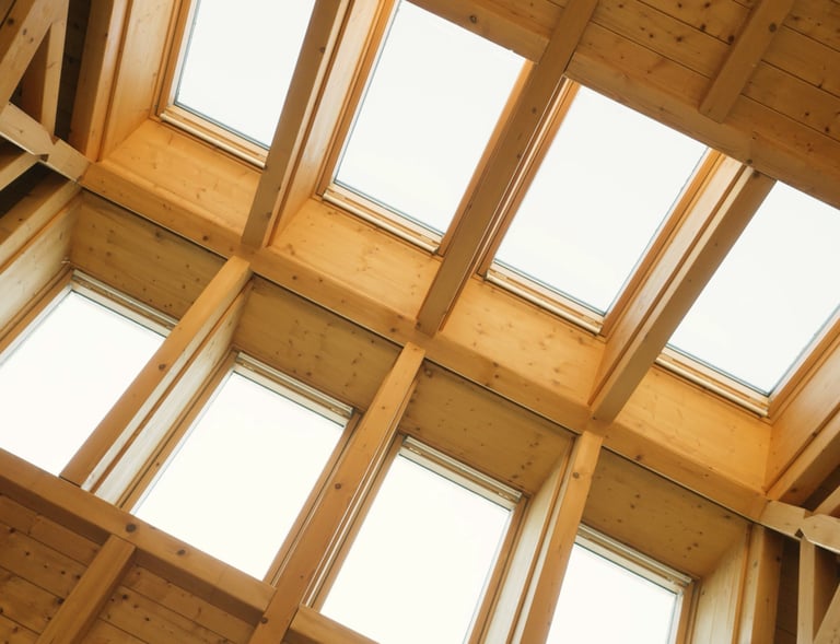 Holzdecke mit mehreren großen Dachfenstern.