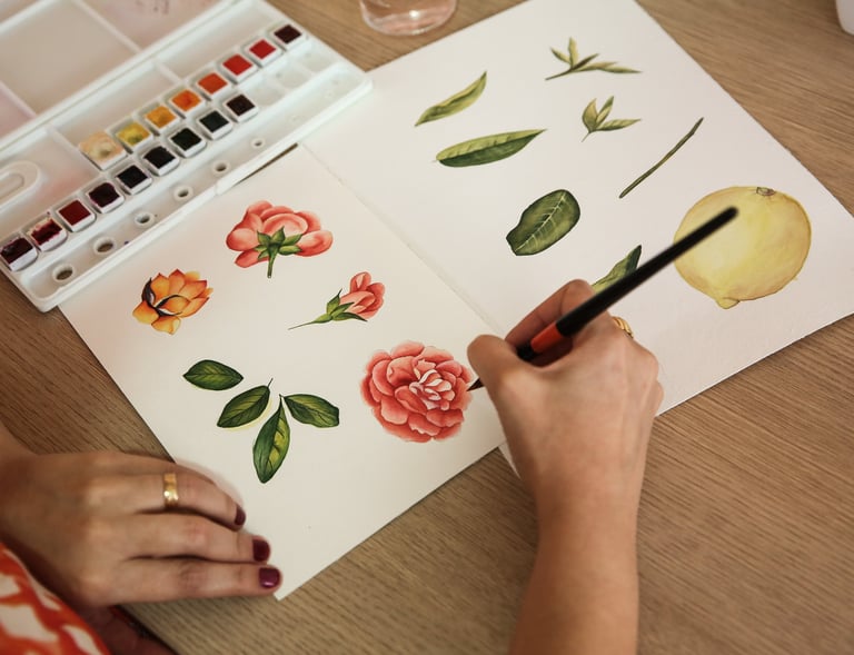 Ilustrações botânicas em aquarela de rosas, folhas e um limão siciliano.
