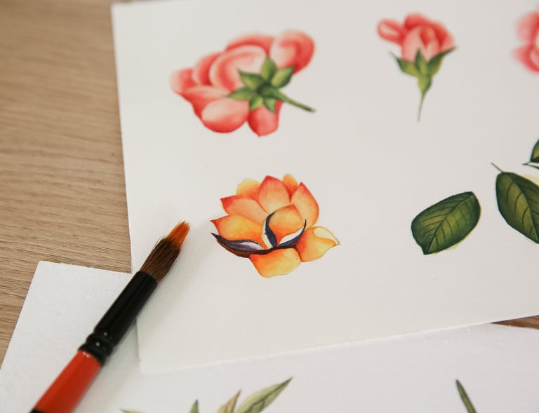 inturas botânicas em aquarela de rosas e flores laranjas sobre papel.