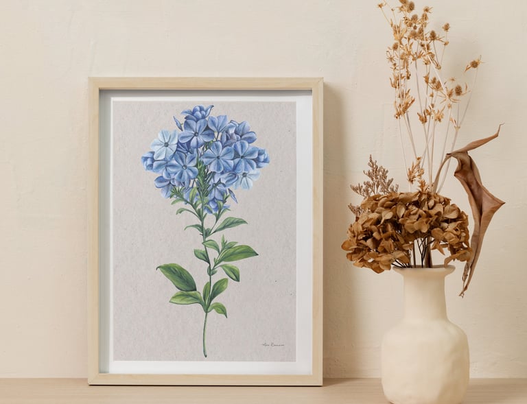 Gravura artística emoldurada de flor azul.