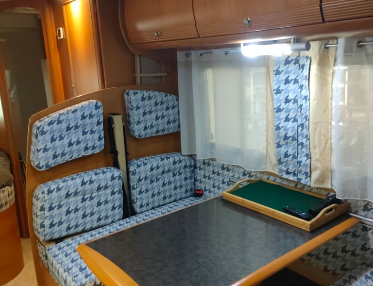 réalisation de coussins qui  redonne une jeunesse à ce camping car