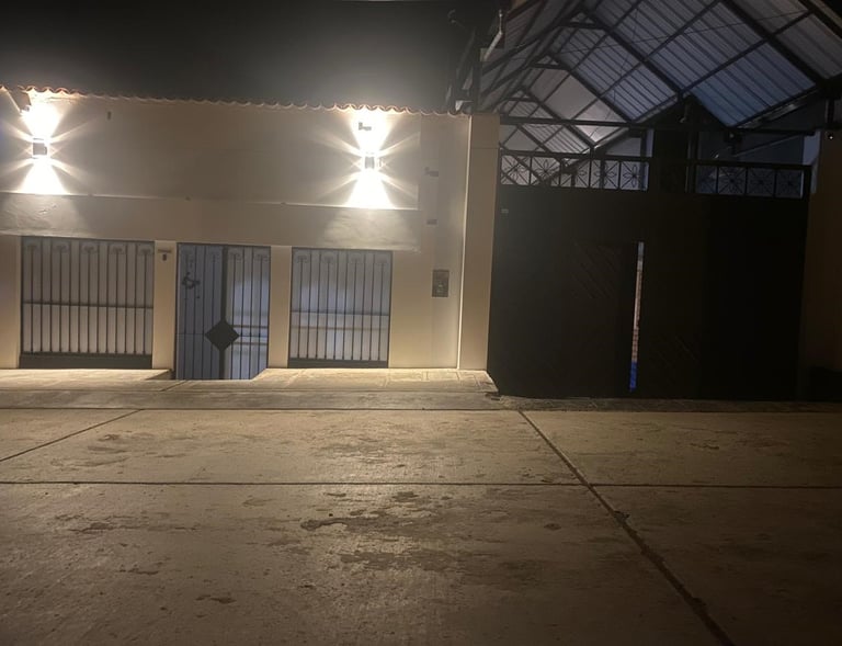 Condor Palace Hospedaje en Huayllay Pasco Perú fachada moderna de hospedaje elegante