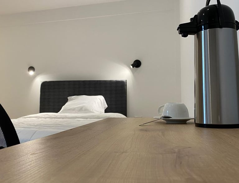 Servicio de café en habitación con cafetera y escritorio en hotel en Huayllay Cerro de Pasco