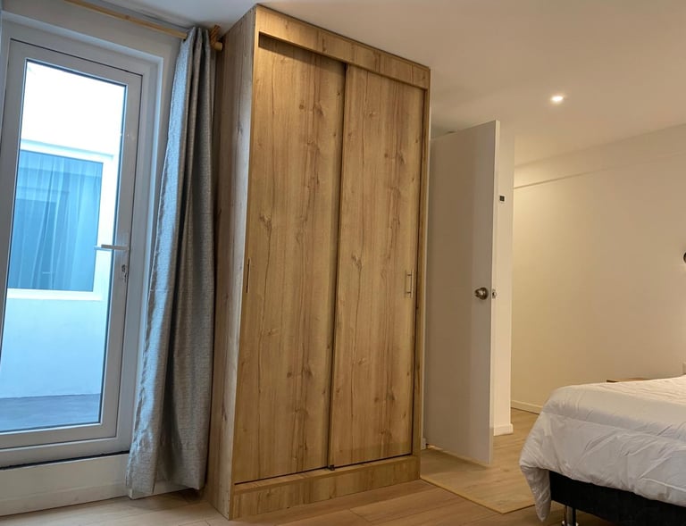 Habitación con acceso a patio privado, iluminación natural y mobiliario moderno en hotel en Huayllay