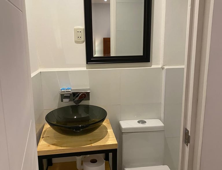 Baño privado moderno y limpio con lavamanos elegante en hotel en Huayllay Cerro de Pasco