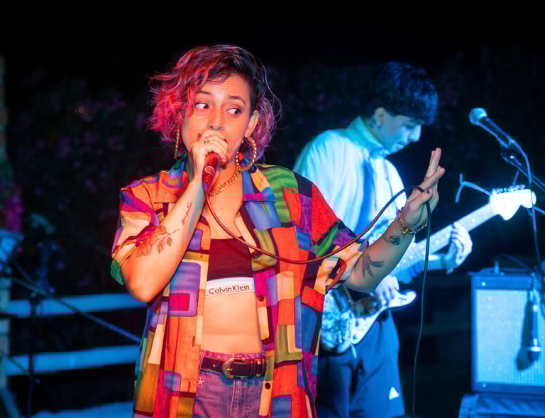 Lorena Uría con su banda The Party Sheets en un evento privado en la playa Las Palmas, Lima - Perú.