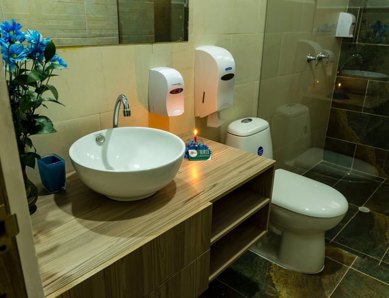 Habitación con aire acondicionado en Apartadó. Alojamiento minimalista Hotel Barbacoa. Habitación