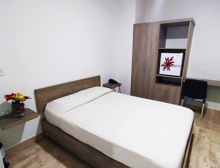 Habitación con aire acondicionado en Apartadó. Alojamiento minimalista Hotel Barbacoa. Habitación