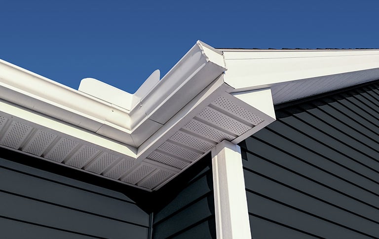 installation gouttieres blanche sur maison Terrebonne