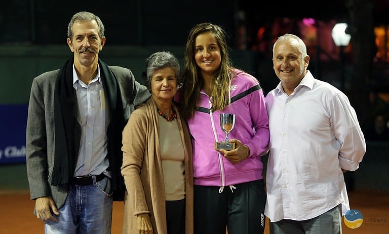 Ingrid Martins na premiação da Taça Maria Regina Palhares de 2016.