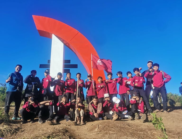 santri Darussajidin berfoto bersama di puncak bukit mongkrang