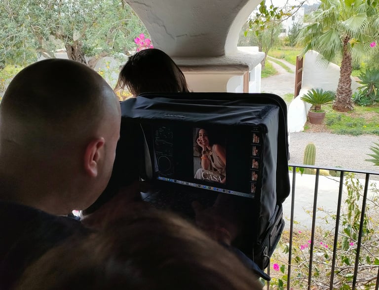 le photographe ajuste le cliché photo de mode