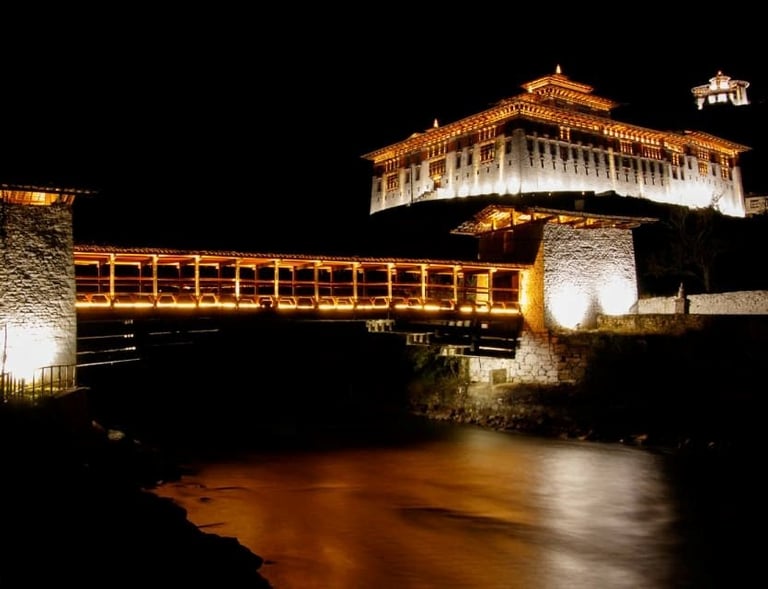 night-photography-with-cantillever-brdige-rinpung-dzong-fortress-national-museum-in-paro-valley
