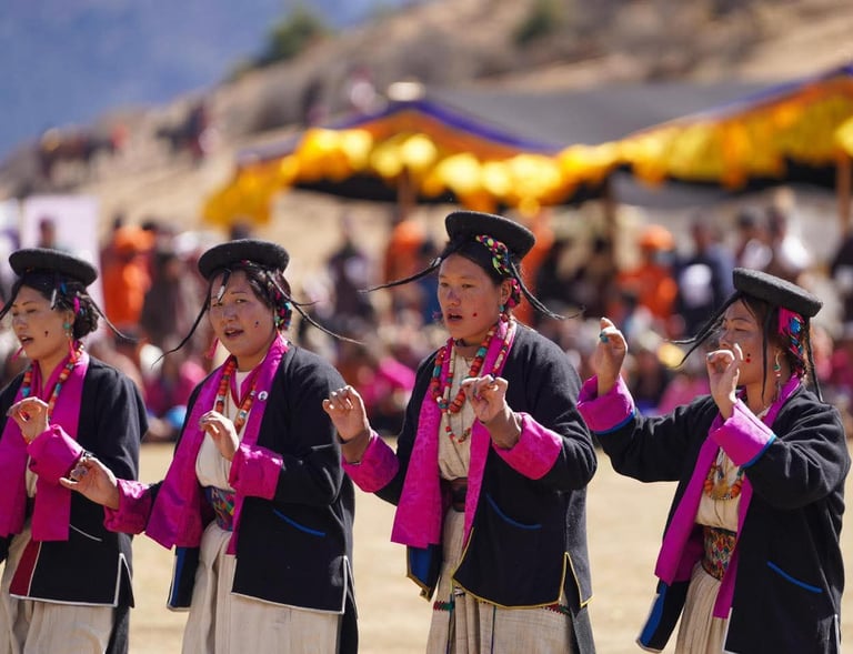 people-of-laya-performing-laya-folk-songs-ad-dances-at-royal-highland-festival