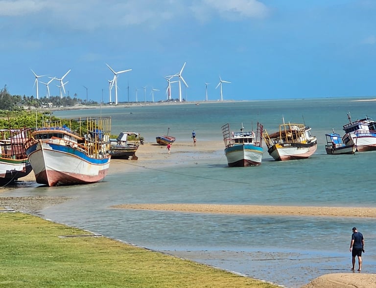 Paisagem de dia mostrando mar e barcos de pesca