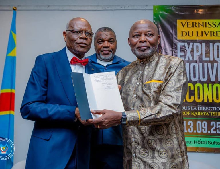 L'ouvrage dédicacé pour le PR par l'auteur, le Prof KABEYA TSHIKUKU