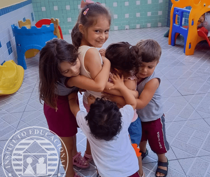 Alunos se abraçando