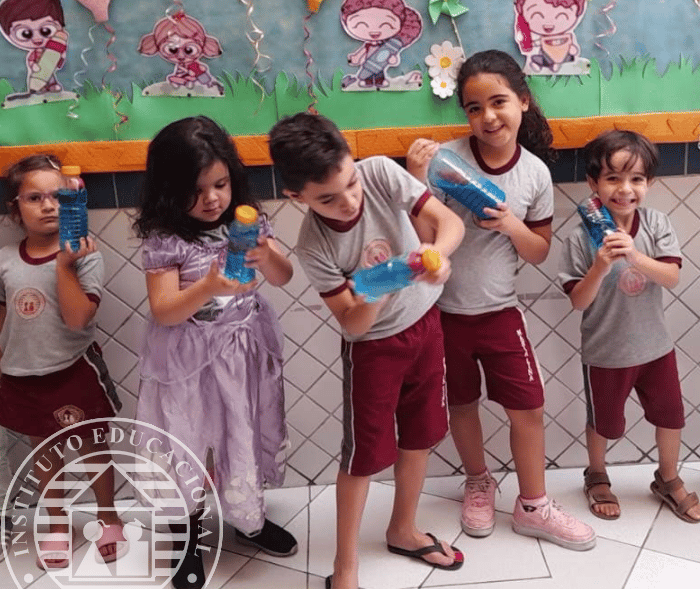 Alunos em atividade do folclore nascional