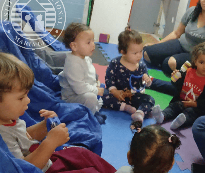 Alunos bebes em aula de musicalização