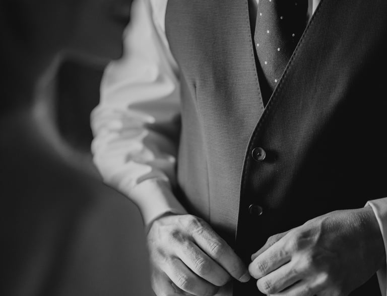 hombre trajeado para boda