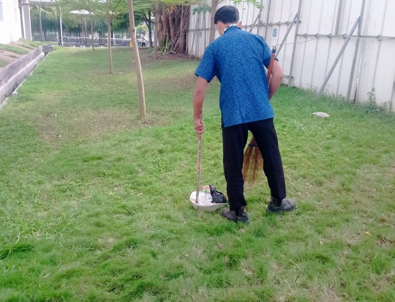petugas kebersihan glbn yang membersihkan halaman