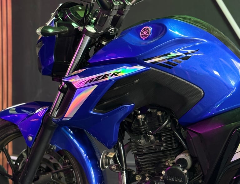 Fazer Yamaha com adesivos faixas holográficas 
