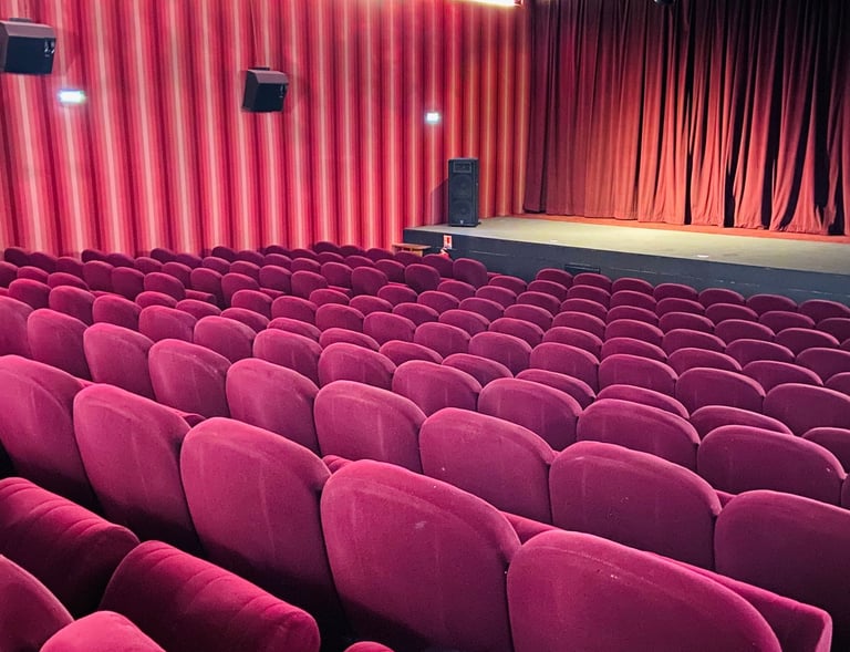 grande salle de spectacles, fauteuils rouges